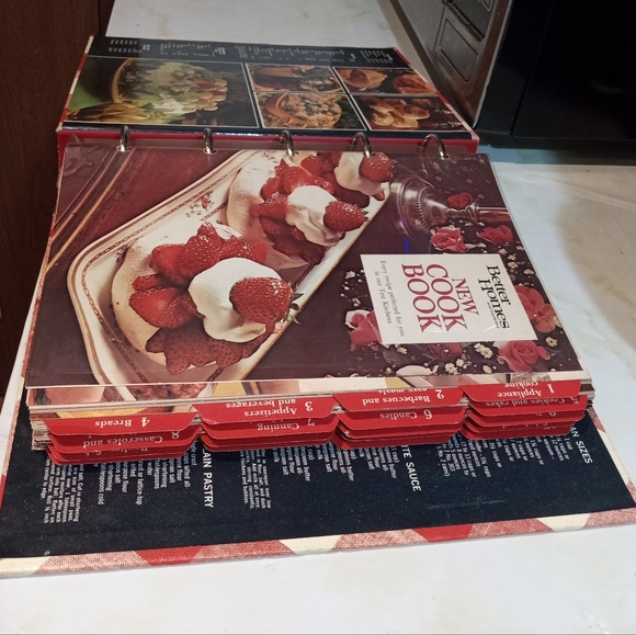 Better Homes and Gardens New Cookbook ©️1976 - Picture 3 of 16